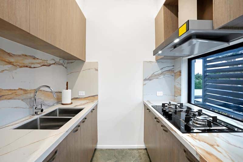 MAX Entertain Beachside Retreat - Amazing Backyard - Kitchen