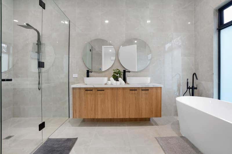 MAX Entertain Beachside Retreat - Amazing Backyard - Bedroom 1 (Master) + Ensuite