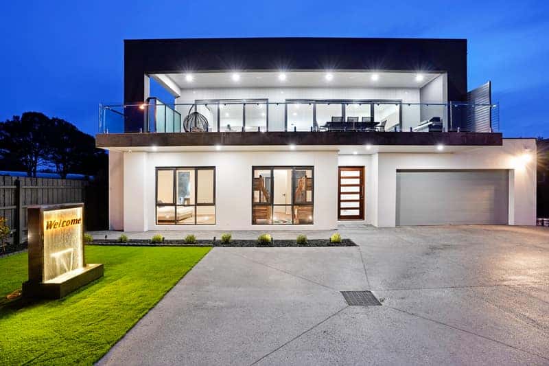 MAX Entertain Beachside Retreat - Amazing Backyard - Exterior