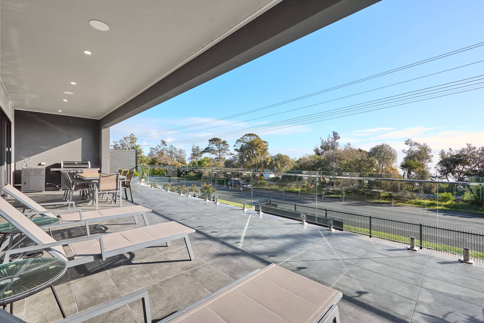 MAX Entertain Beachside Retreat - Amazing Backyard - Balcony and BBQ