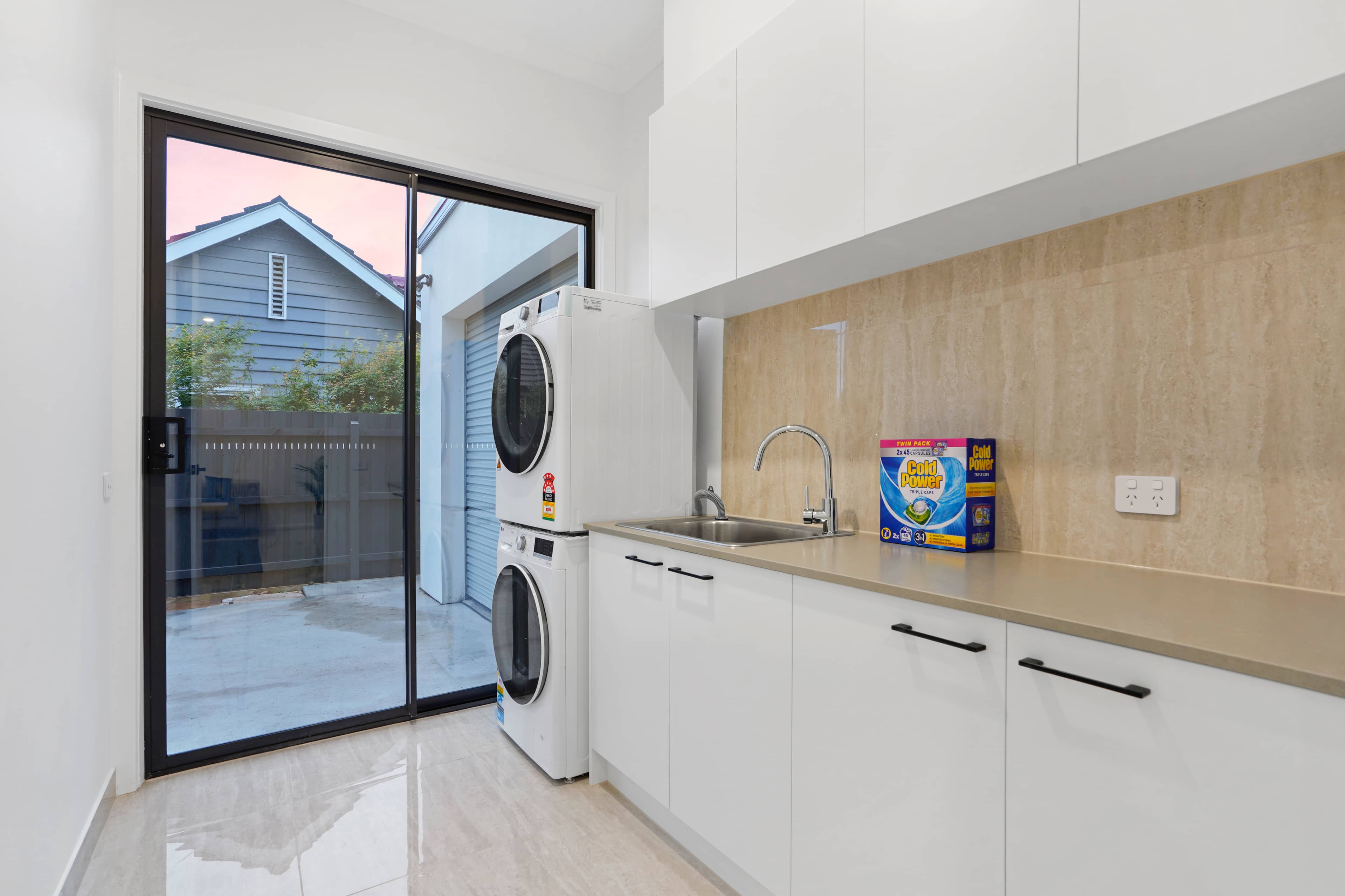 MAX Entertain Beachside Retreat - Amazing Backyard - Laundry