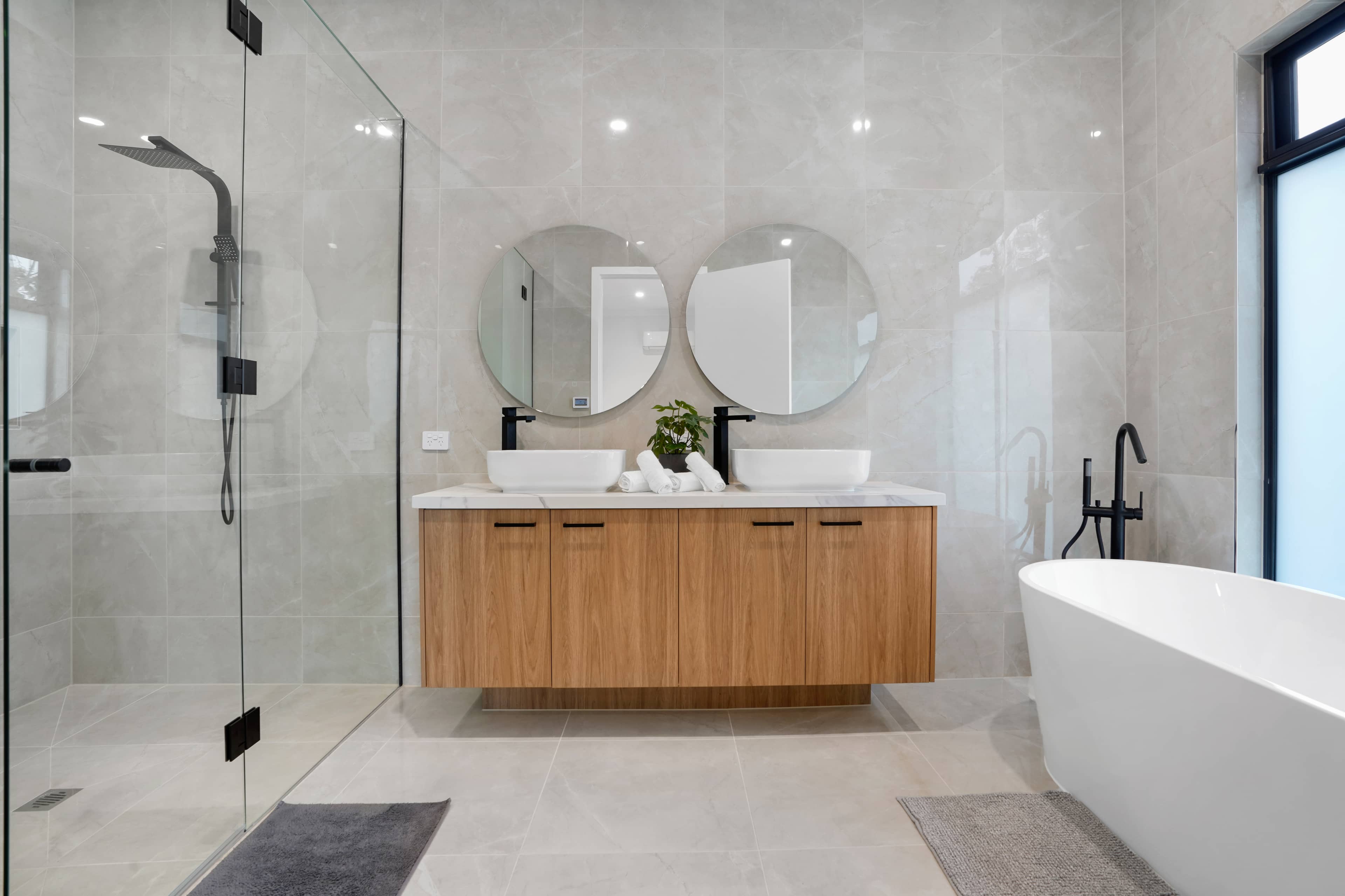 MAX Entertain Beachside Retreat - Amazing Backyard - Bedroom 1 (Master) + Ensuite