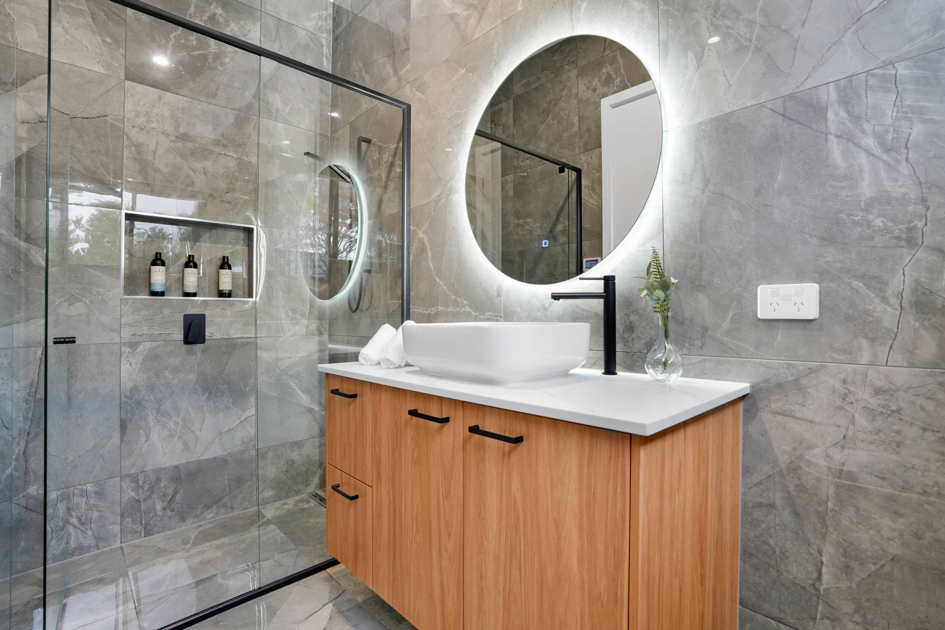 MAX Entertain Beachside Retreat - Amazing Backyard - Bedroom 5 + Ensuite 5