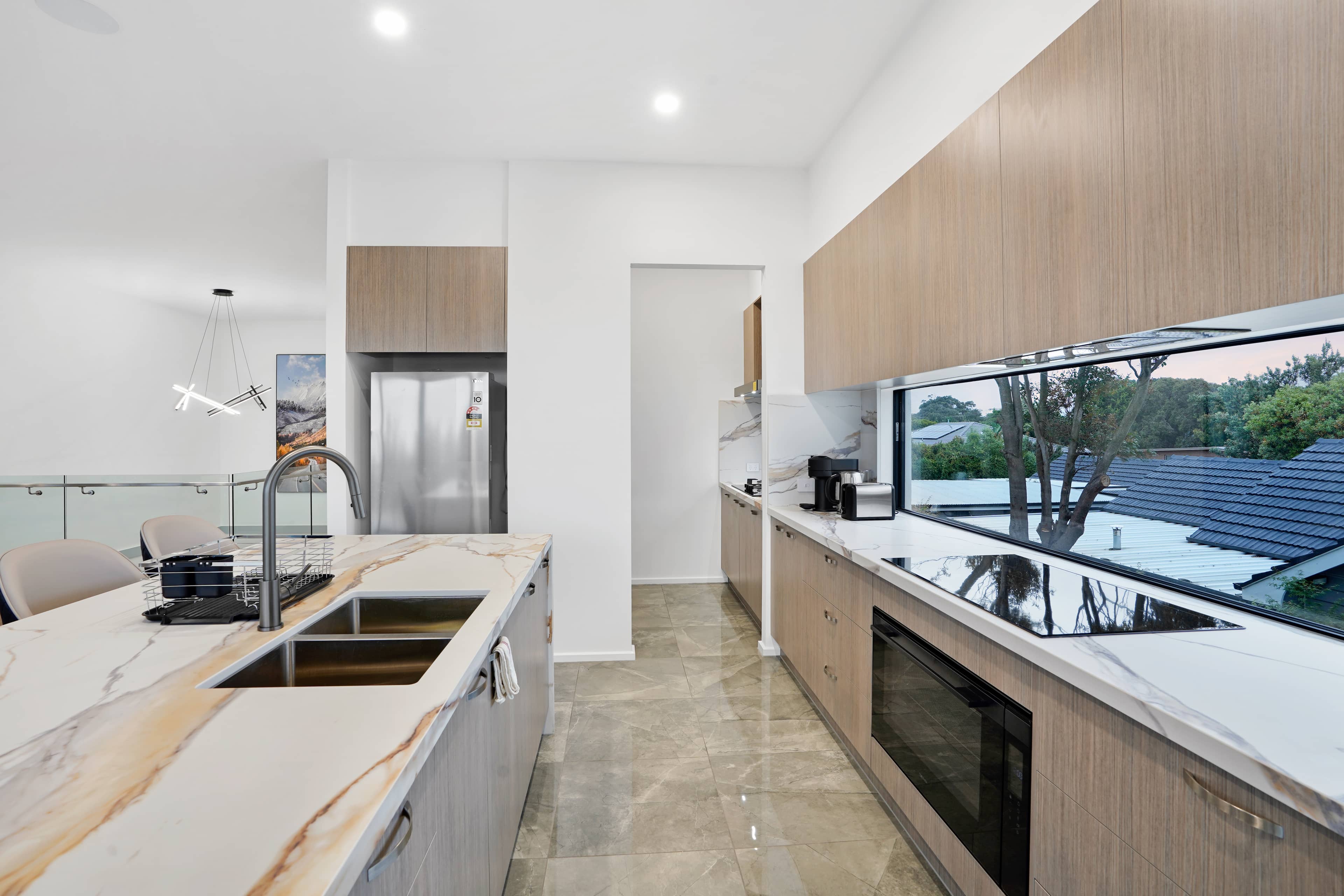 MAX Entertain Beachside Retreat - Amazing Backyard - Kitchen